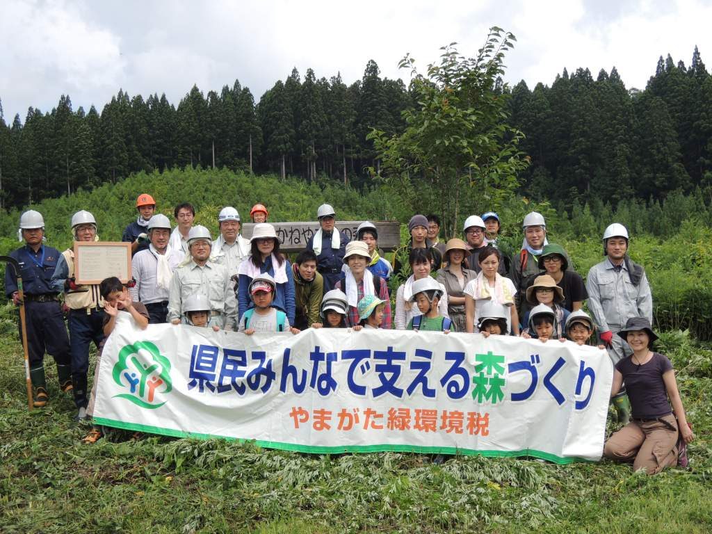 かねやま絆の森　きれいになった看板の前で記念撮影